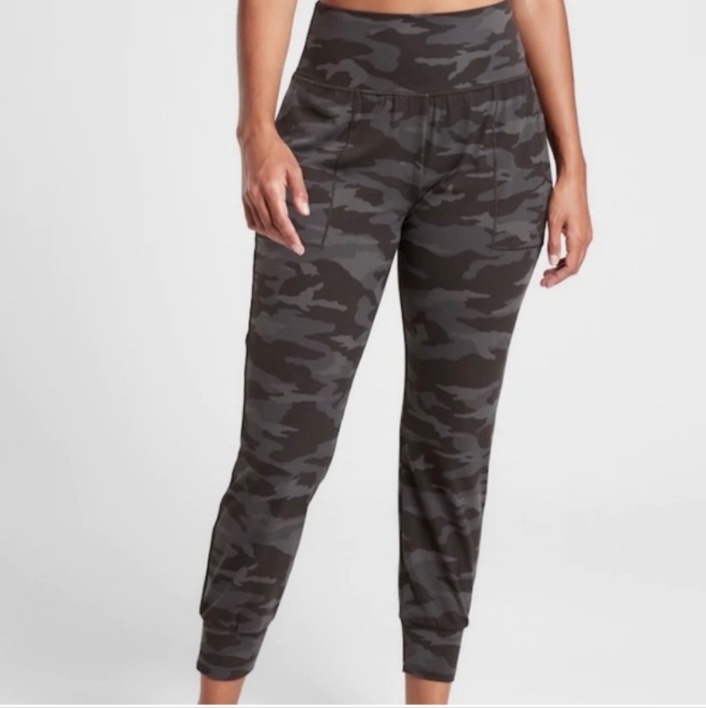 Athleta Salutation Camo Jogger Size Medium